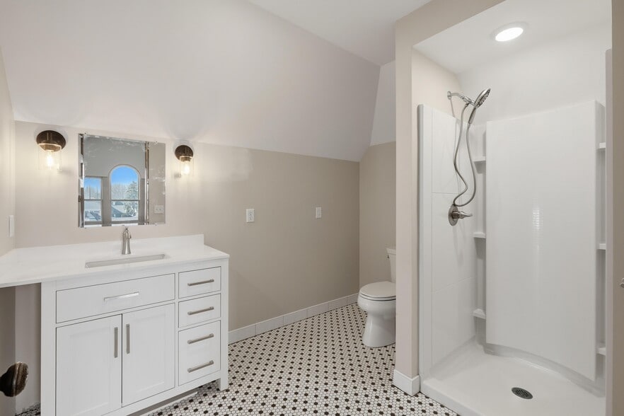 Building Photo - 808 W Main St