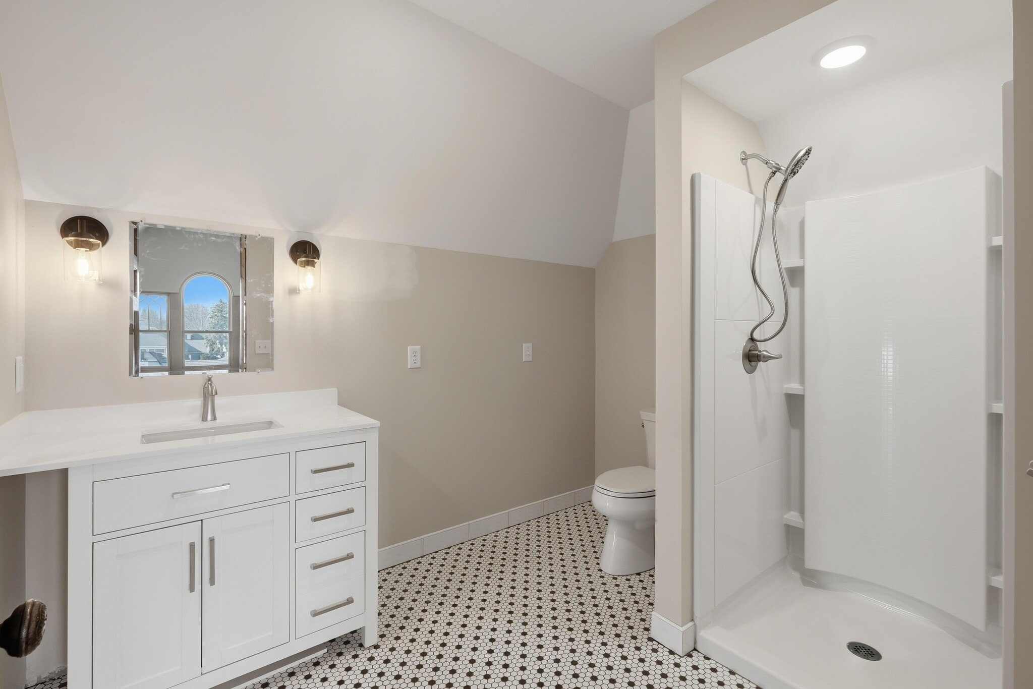 Building Photo - 808 W Main St