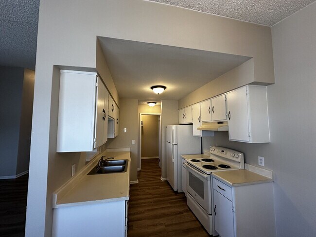 Building Photo - Beautiful Top Floor Condo with Great Views!