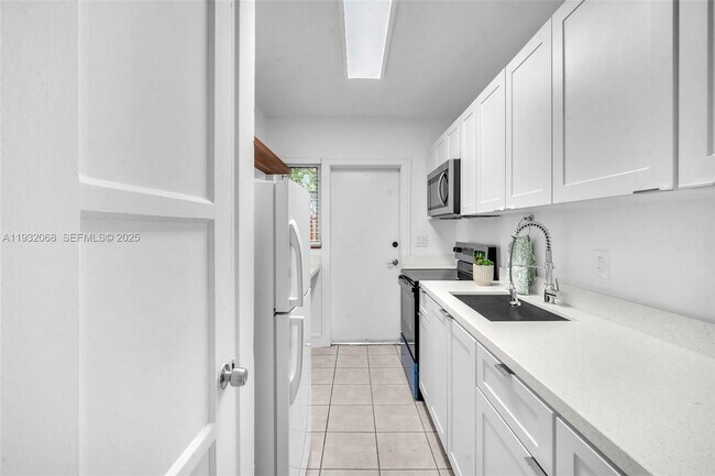 Building Photo - 401 SE 14th Ct