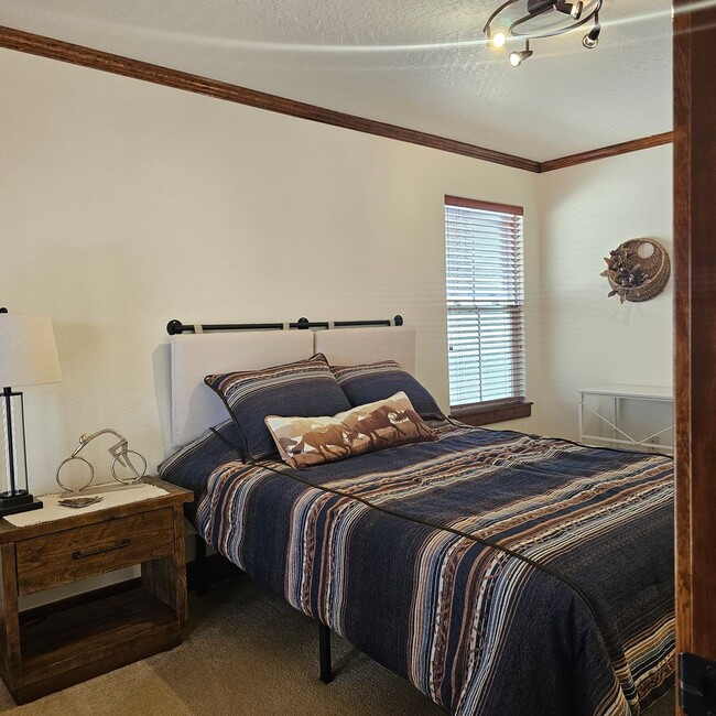 Building Photo - Gorgeous fully furnished home in downtown Eagle!