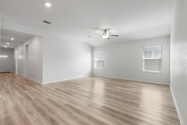 Building Photo - 121 Oakdale Meadows Ln