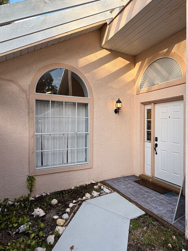 Building Photo - 3/2 with 2 car garage in great Vero Beach location!