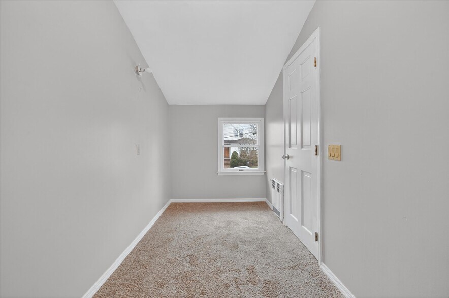 Building Photo - 4 Amackassin Ter