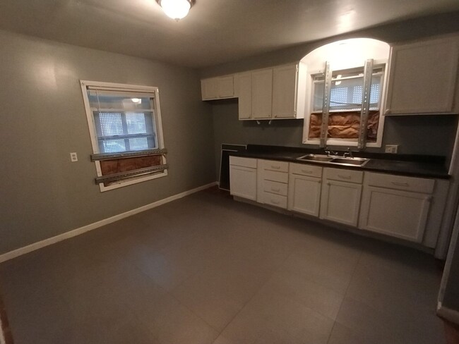 Building Photo - 3 bedroom 1 bathroom on the Eastside NOW A...