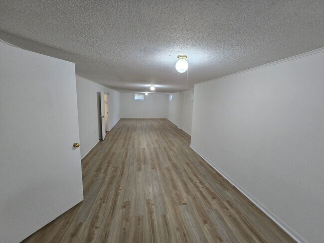 Building Photo - Beautiful 4 bedroom behind the Golf Coarse