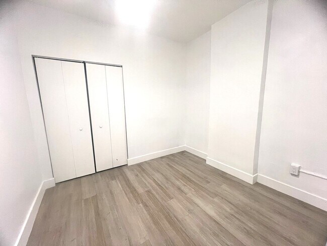 Building Photo - 1 Bedroom Across from Flamingo Park - Minu...