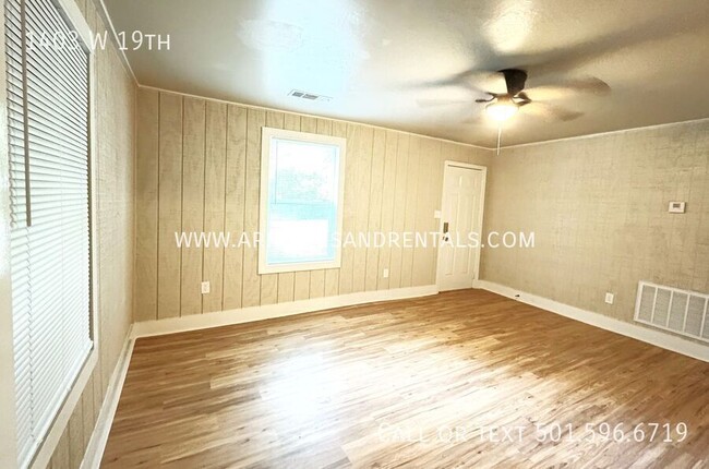 Building Photo - 1403 W 19th-