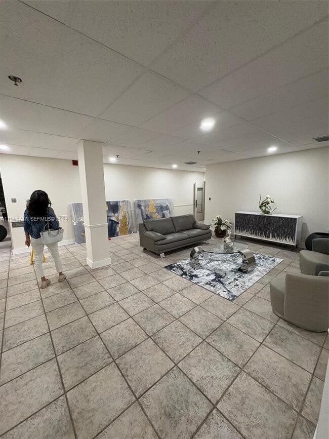 Building Photo - 900 NE 195th St