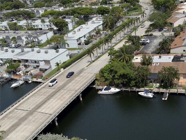 Building Photo - 2500 Parkview Dr