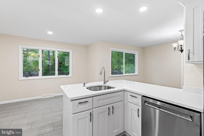 Building Photo - 705 Devon Rd