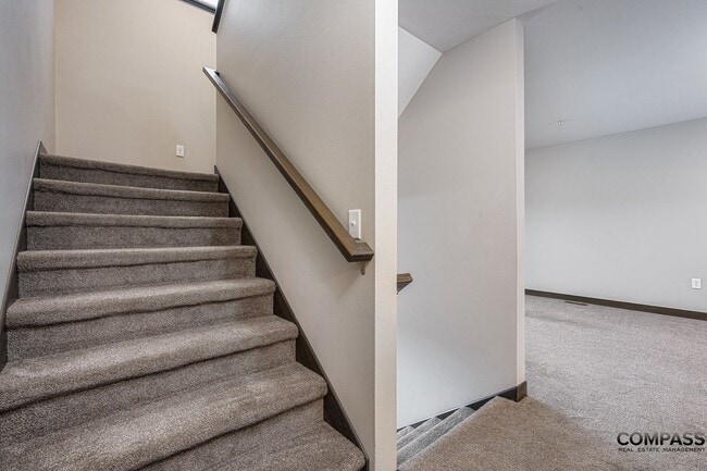 Building Photo - SPACIOUS AND MODERN TOWNHOME