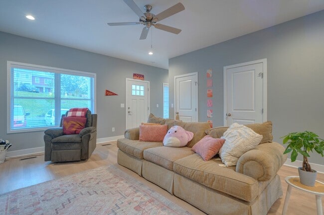 Building Photo - Spacious 4-Bedroom, 3-Story Townhome for Students - FURNISHED