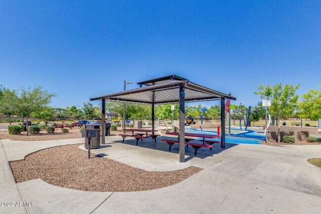 Building Photo - Beautiful 5 bedroom, 3 bathroom home in Surprise AZ