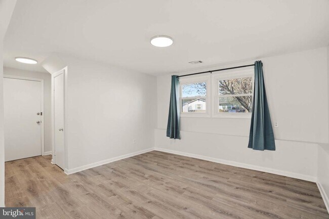 Building Photo - 7897 Pavilion Dr