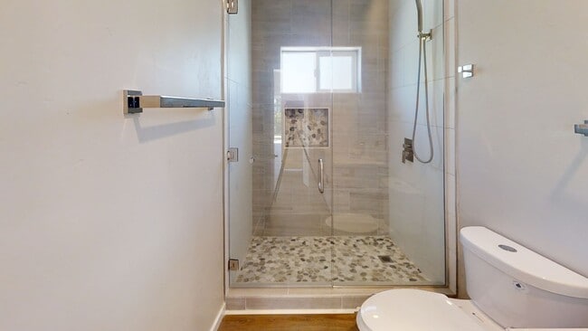 Building Photo - TV FURNISHED!! 4BD/2BA Private Yard and Off Street Parking!