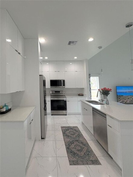 Building Photo - 7044 Brickell Ct
