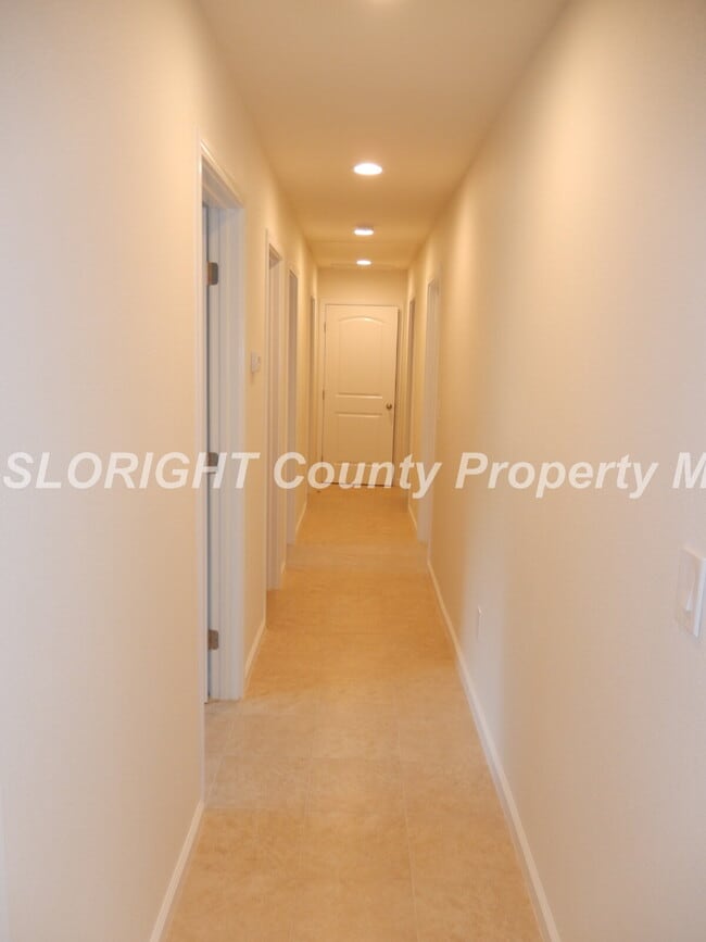 Building Photo - AVAILABLE AUGUST- Recently Remodeled - 1 Block from Poly