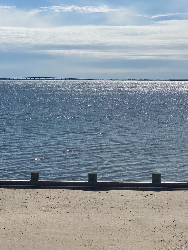 Building Photo - 25 Shinnecock Rd