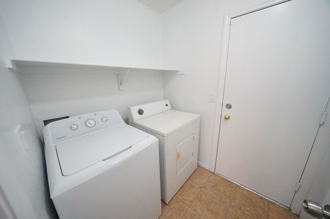 Building Photo - SHOWINGS AVAILABLE NOW