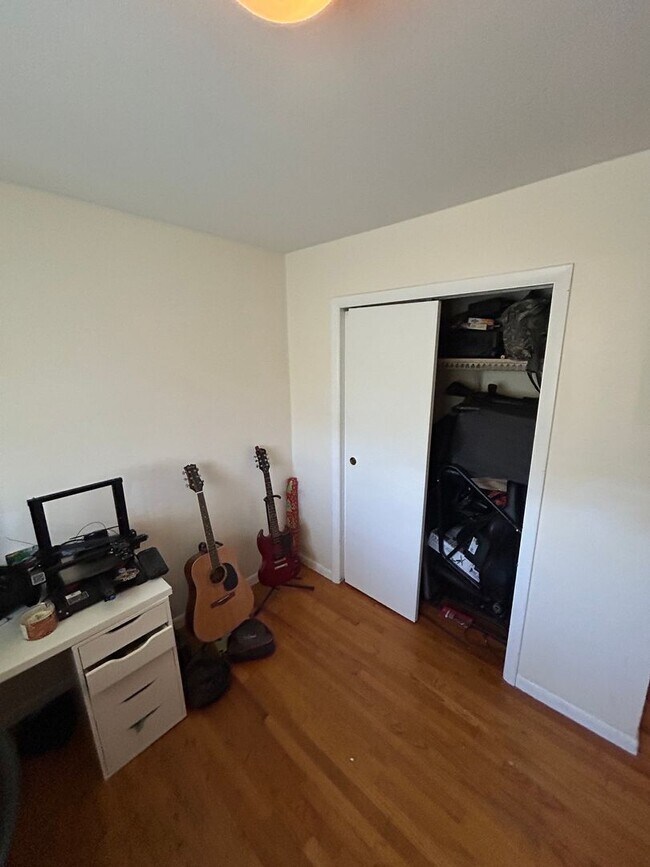 Building Photo - 2 Bedroom, 1 Bath Duplex