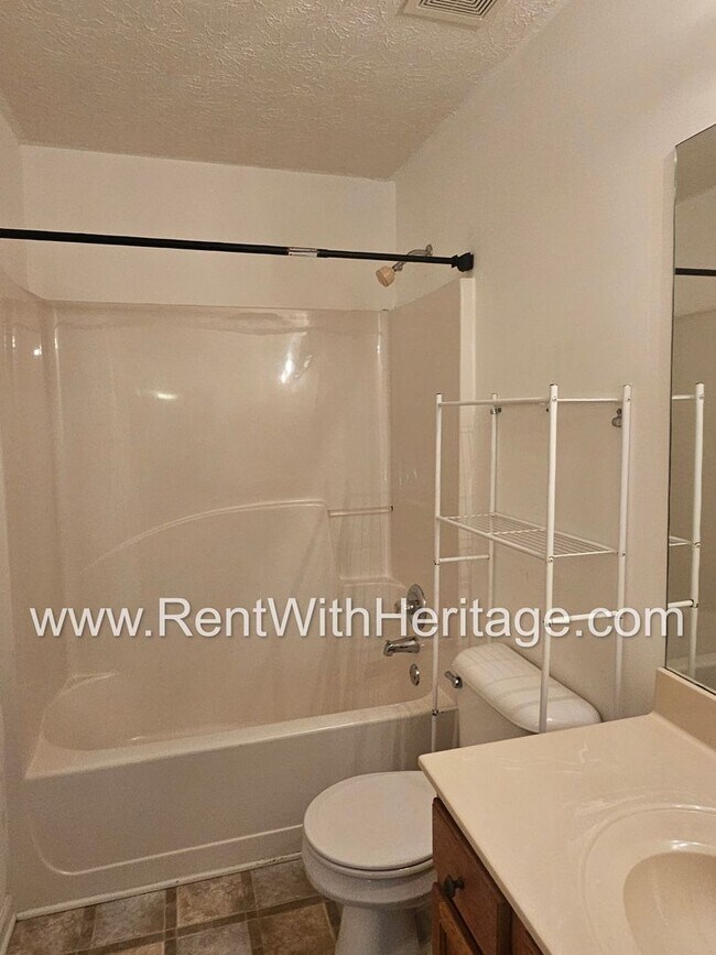 Building Photo - Gorgeous 5 bedroom, 2.5 bath / Attention t...