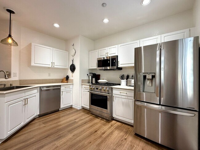 Building Photo - Vibrant 3 Bedroom Townhome in Bressi Ranch