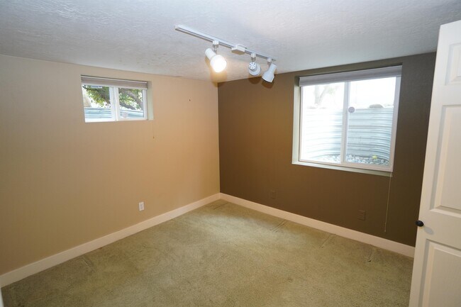 Building Photo - 2721 W Cassia St