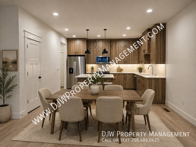 Building Photo - 1366 N Meadowglen Ave