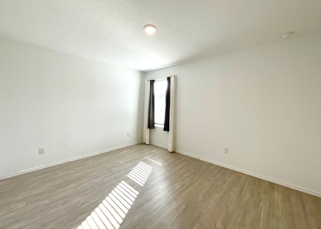 Building Photo - **APPLICATION RECEIVED** **MOVE IN SPECIAL** Beautiful 4BR/2BA Home with Fenced Yard & Garage!