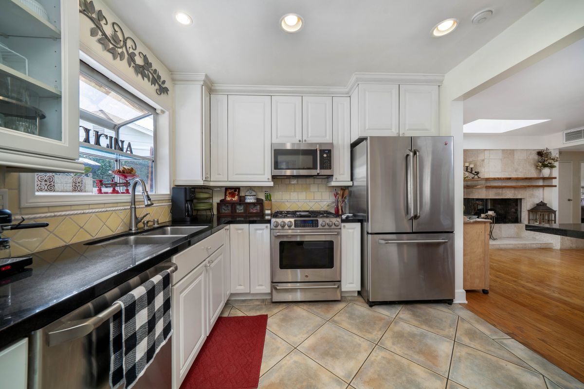 Building Photo - 4571 Canoga Dr