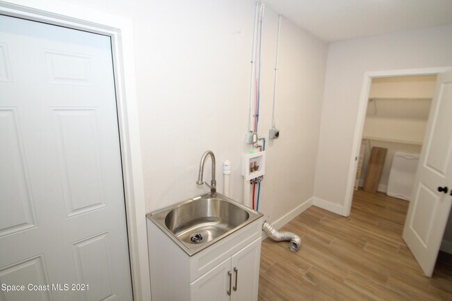 Building Photo - 580 Pine Tree Dr
