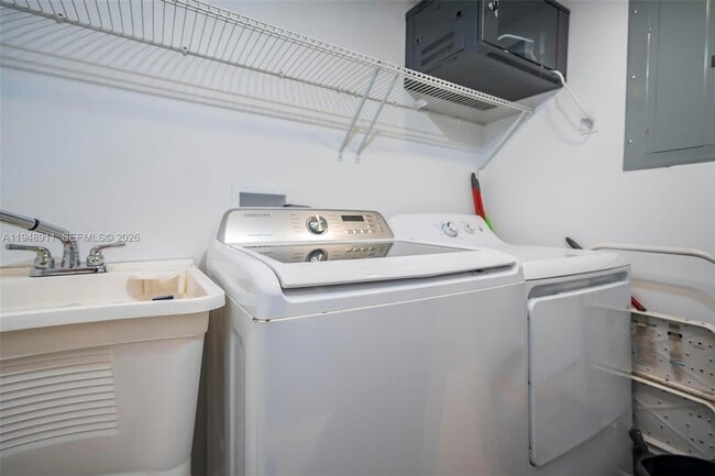 Building Photo - 870 NE 82nd St