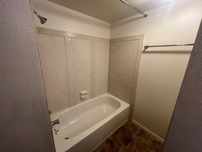 Building Photo - Spacious 2 bed/2 bath in Millcreek-**Move ...