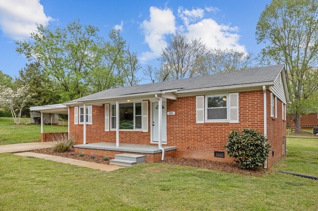 Building Photo - 205 Fieldstone Cir