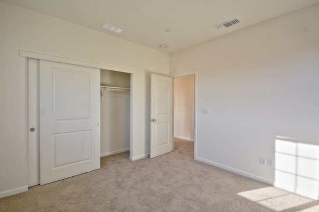 Building Photo - Newer home with solar AVAILABLE NOW!