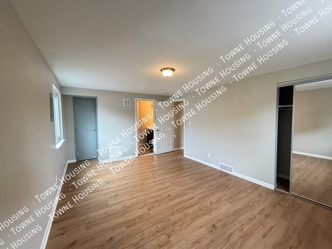 Building Photo - 132 Denrose Dr