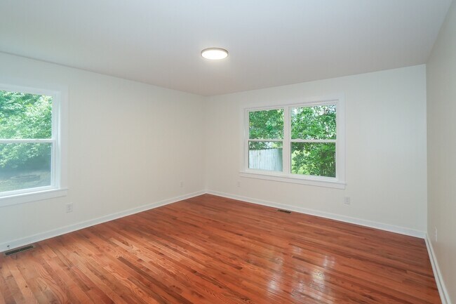 Building Photo - 440 S May St