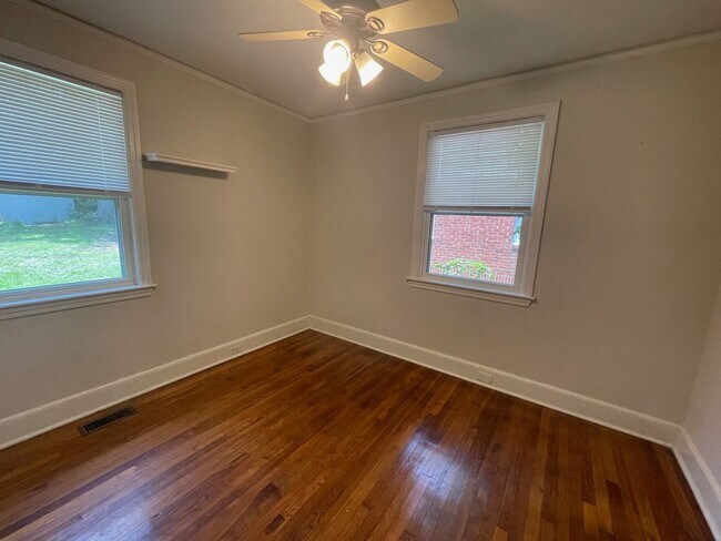 Building Photo - 2 Bedroom 1 Bath Bungalow in Rosewood
