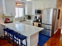 Building Photo - Updated and Modern 2 Bed/2 Bath End Unit i...