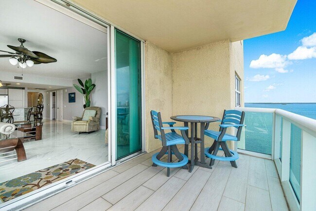 Building Photo - 2640 Lake Shore Dr