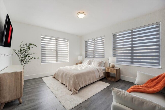 Building Photo - 301 SW 10th Ave