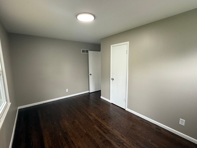 Building Photo - 5546 N Woodland Ave