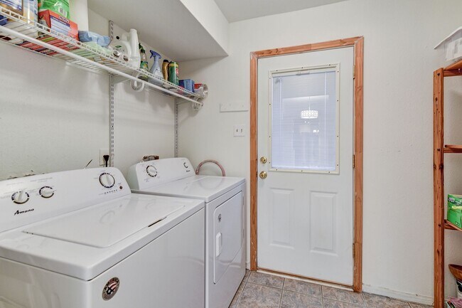 Building Photo - Charming 3-Bedroom Townhome in Prime Memor...