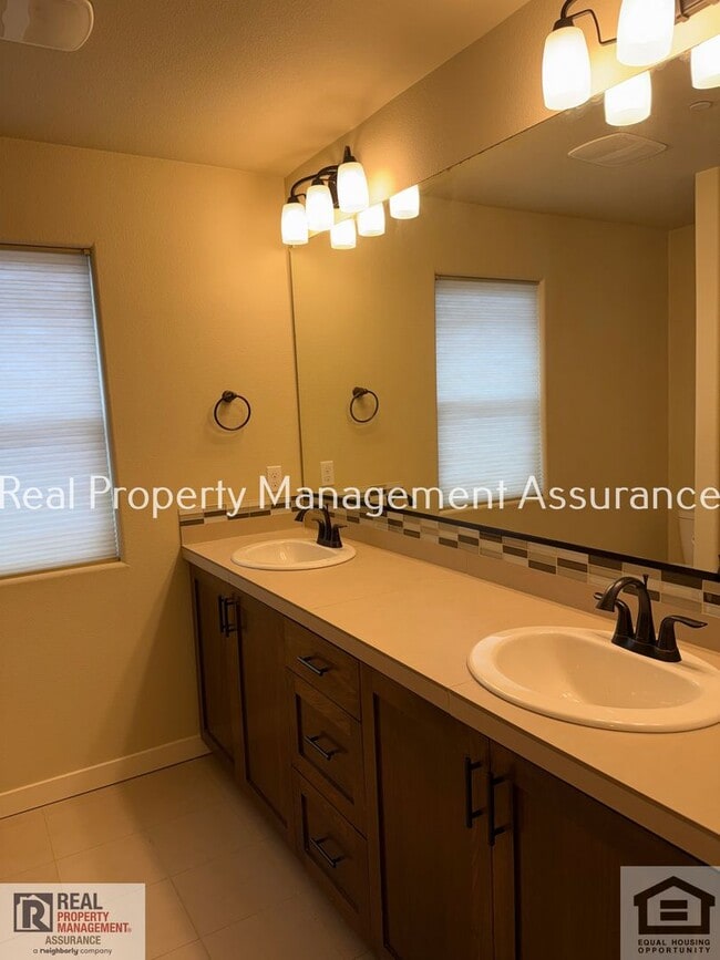 Building Photo - 28857 SW Geneva Loop