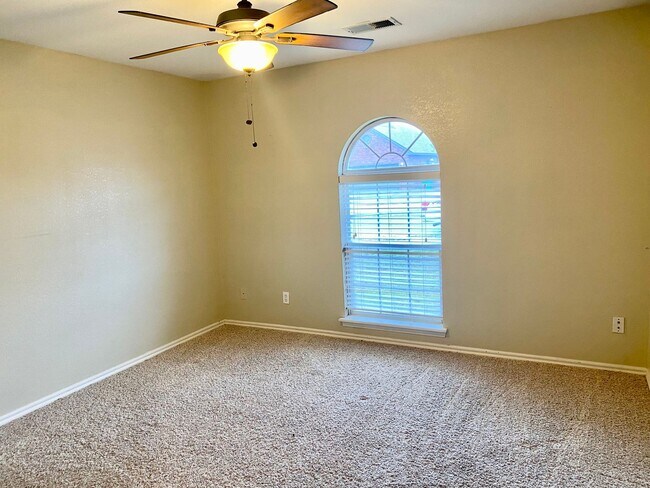 Building Photo - Wonderful 3 Bed, 2 Bath Home in Moore, OK