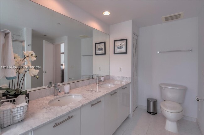 Building Photo - 950 Brickell Bay Dr