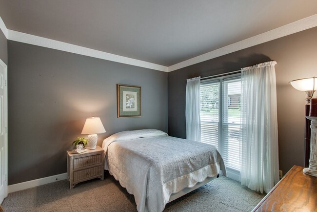 Building Photo - Spacious 4 Bed, 3 Bath Home in Convenientl...