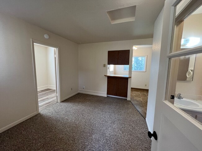 Building Photo - Cute cottage in Seal Rock!