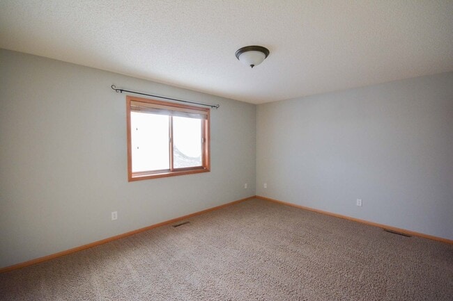 Building Photo - Move-In Ready4 BR with Large Yard!